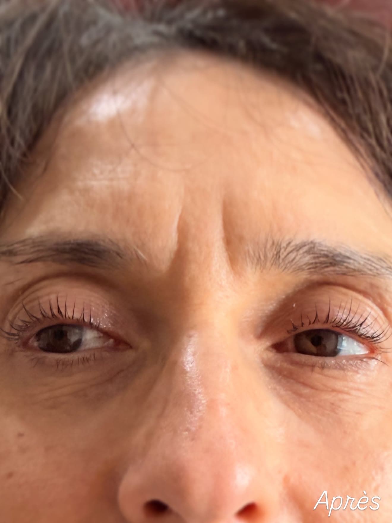 Les mêmes cils recourbés après le rehaussement