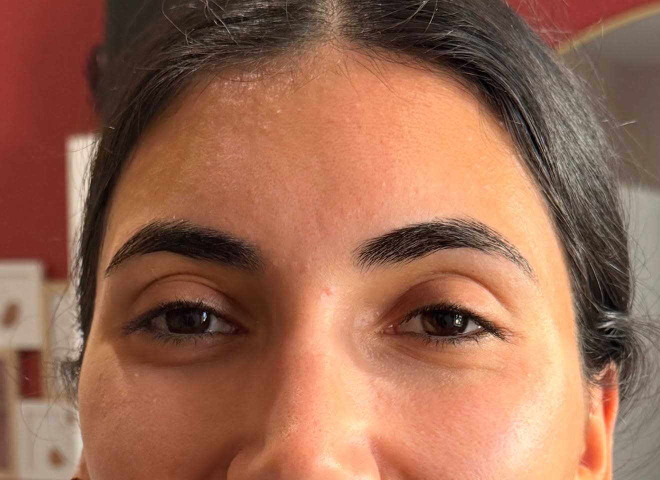 Regard d'une cliente avant la pose d'extensions de cils