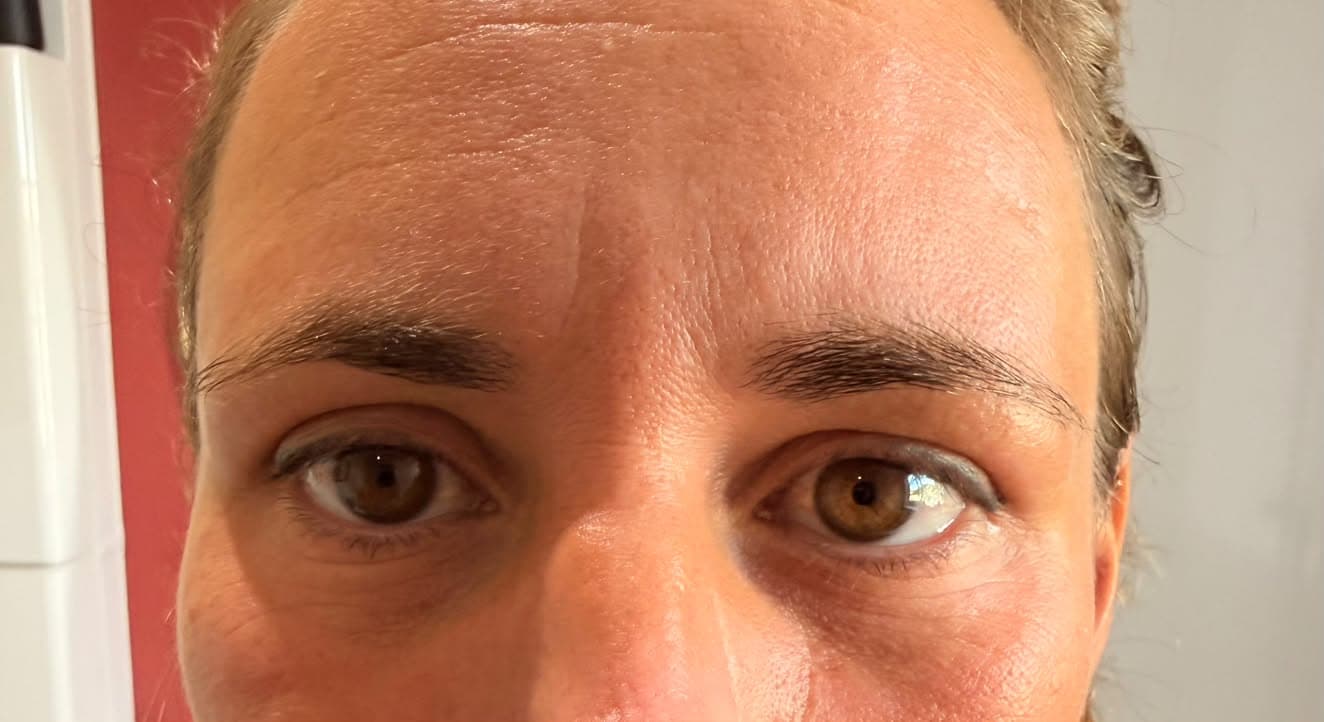 Regard d'une seconde cliente avant la pose d'extensions