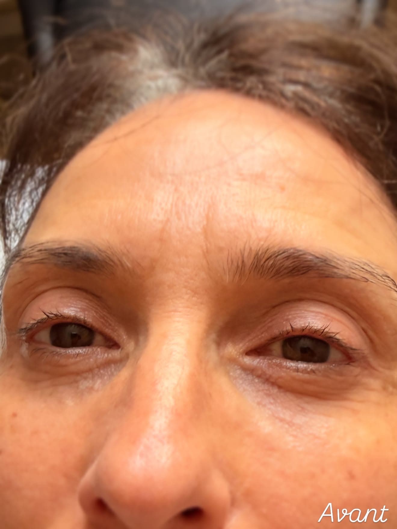 Cils naturels d'une cliente avant le rehaussement